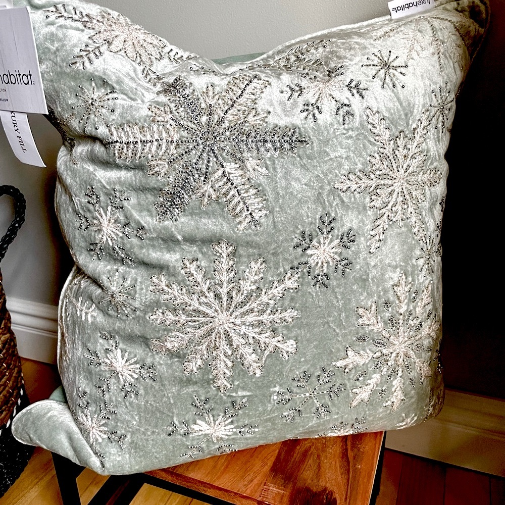 ❄️Sparkling Snowflake ❄️ Gorgeous, soft & plump sparkling ✨ pillow! NWT! - Picture 5 of 16